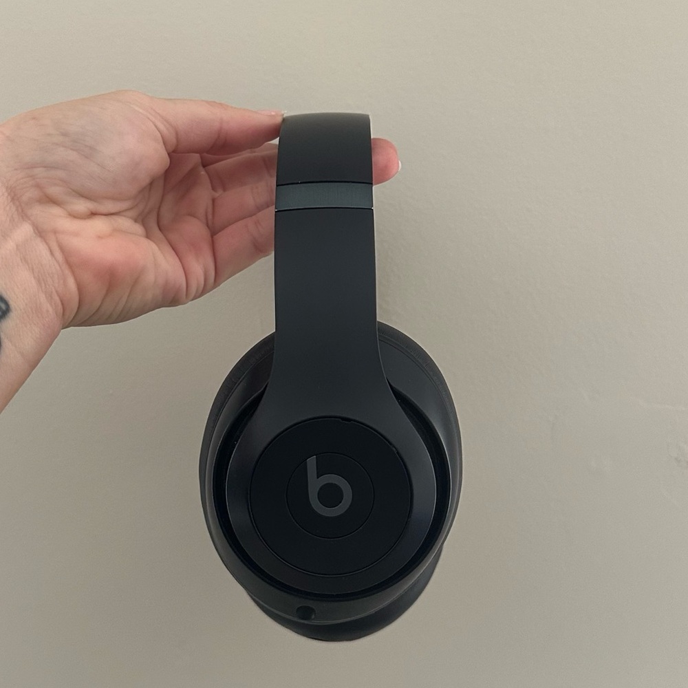 Beats Studio Pro- Premium Wireless Noise Cancelling Headphones in color navy